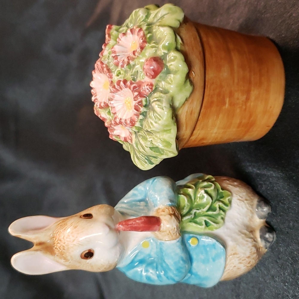 Enesco 1996 Vintage Peter Rabbit Salt and Pepper Shakers